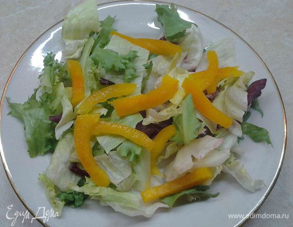 Сверху выложить перец, порезанный соломкой.