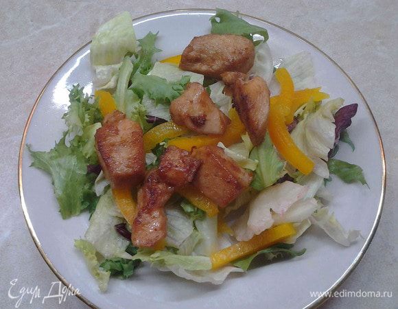 Положить кусочки курицы.