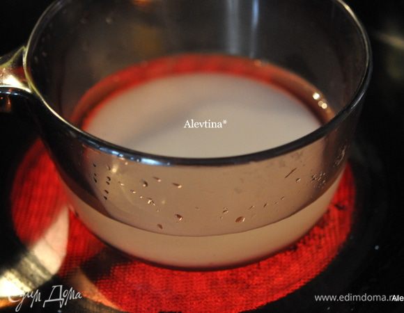 В кастрюле на огне растворить сахар с водой, довести до кипения, огонь убавить и варить еще 5 мин. Снять с огня.