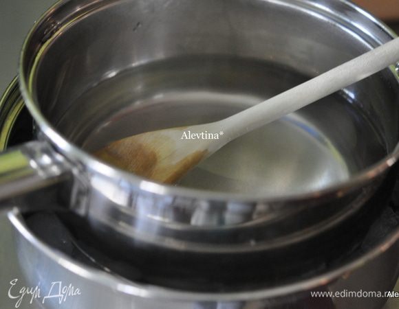 Поставить кастрюлю с сахаром на вторую кастрюлю со льдом. Охлаждать помешивая 15 мин. Сироп за это время остынет полностью.
