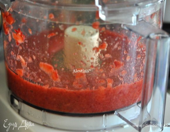 В кухонном процессоре прокрутить очищенную клубнику до состояния пюре.
Добавить лимонный сок. Перемешать.
