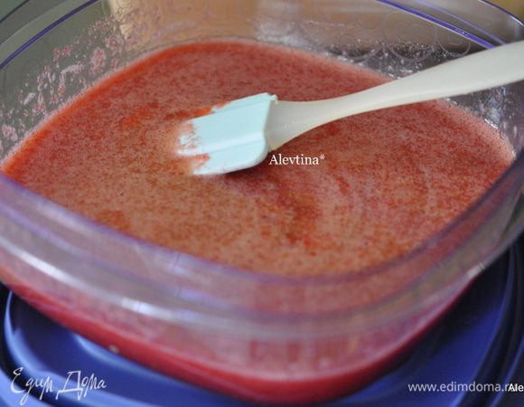 Вылить клубнику в контейнер квадратный или прямоугольной формы. Перемешать,закрыть крышкой и поставить в морозильник на 2 часа.