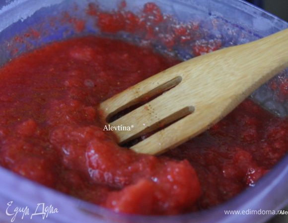 Достанем из морозильника добавляем водку,уксус, черный перец, все перемешиваем. Закрываем крышкой и ставим в холодильник на 3 часа. или дольше. 
