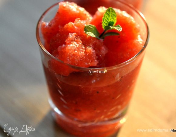 Накладываем в небольшие бокалы. сверху украшаем мятой и подаем тут же.
Это оч. вкусно, друзья!!! Для детей можно делать без добавления алкоголя. Мне напоминает по вкусу клубничную маргариту.