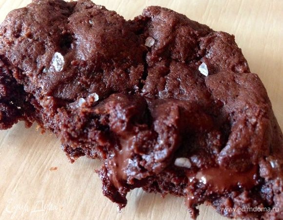 Даже когда "фотосессия" закончилась и наступила дегустация, я все равно сфоткала кусочек, чтобы показать этот обалденный жидкий центр еще раз!!!
Угощайтесь!!!!
И ОБЯЗАТЕЛЬНО ПРОБУЙТЕ!!!!!