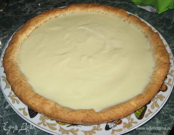 Когда и основа и крем остынут, в основу выливаем крем, ставим на пару часов в холодильник, для украшения я посыпала шоколадной крошкой.