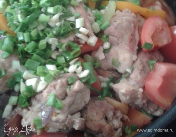 Когда лук и перец поджарятся посолить, поперчить, добавить чеснок очищенные от кожуры нарезанные помидоры. Для этого положите  помидоры в кипяток на минуту, а затем сразу в холодную воду, после такой  процедуры кожа очень легко снимается.