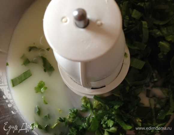 Промываем щавель и петрушку, слегка рубим. И отправляем в чашу комбайна или блендера. Вливаем сыворотку и все хорошенько взбиваем.