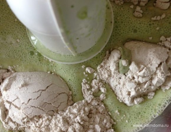 Добавляем 5 столовых ложек С БОЛЬШОЙ ГОРКОЙ ржаной муки (у меня была сеяная), белки, соль, масло, по желанию какие-нибудь специи или сахар. Еще раз все хорошенько взбиваем.