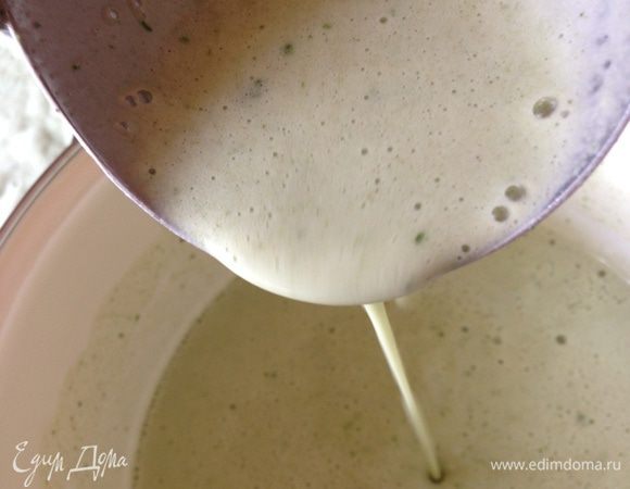 Тесто должно быть по густоте как на обычные тоненькие блинчики - налистники. Так что смотрите сами, при необходимости регулируйте мука-сыворотка, т.к. мука разная....