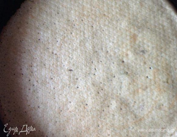 Когда края блинчика хорошо подрумянятся и станут "отходить" от стенок сковороды, переворачиваем. 