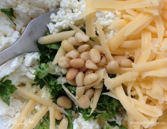 Для начинки смешаем творог, натертый сыр, давленый чеснок, специи по вкусу и кедровые орешки.