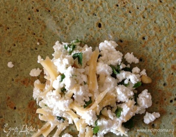 Сворачиваем блинчики конвертом и прогреем их на сковороде под крышкой или в микроволновке пару минут для того, чтобы сыр расплавился!!!