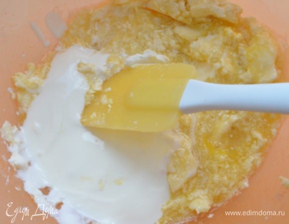 Мягкое сливочное растереть с сахаром, ванилином и яйцом до однородности.