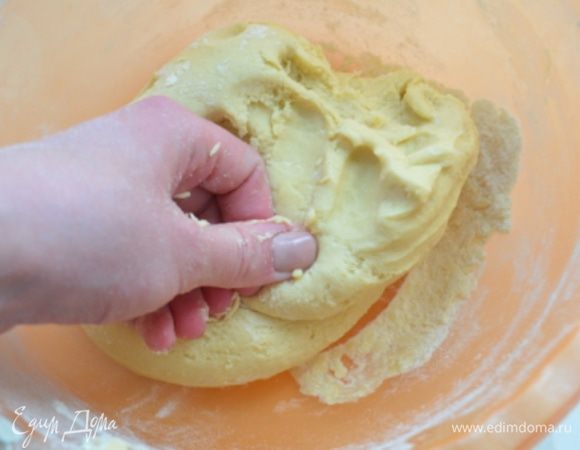 Добавить сметану, муку и разрыхлитель и вымешать тесто. По необходимости еще добавить муки, чтобы тесто было нелипким и гладким. Я вымешивала прямо в миске. 