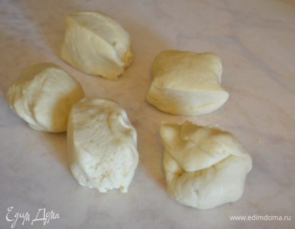 Тесто делим на 5 равных кусочков.