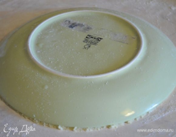 Каждый кусок раскатываем в круг, достаточно тонко. Стол обязательно припылить мукой, обрезать ровный круг по тарелке 20 см в диаметре. 