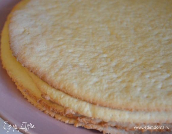 Коржи складываем стопочкой.