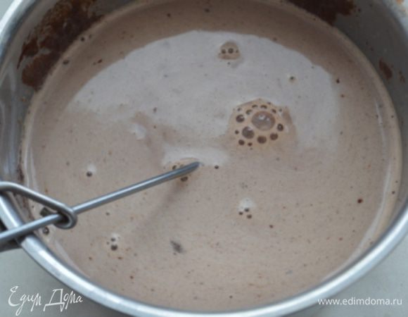 Влить 400 мл молока и поставить на средний огонь. 
