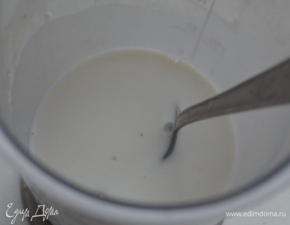 В оставшиеся 200 мл молока добавить крахмал и размешать его.