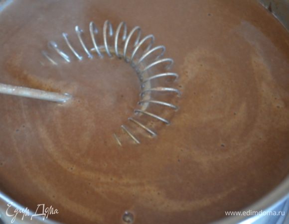 Вливаем молочный крахмал в шоколадную массу, постоянно мешаем и увариваем пару минут до загустения.