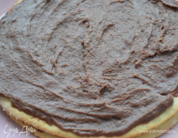 Крем немного остудить, при этом пару раз перемешать и еще достаточно теплым промазываем коржи. Крем нельзя полностью остужать иначе он сильно загустеет. И коржи тоже не остужаем - пусть будут теплыми. На каждый корж выкладываем по 2,5-3 ст ложки крема. 
