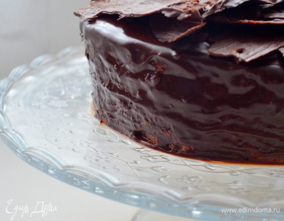 Еще я растопила 100 гр шоколада, намазала его ложкой на фальгу и заморозила, затем отделила от фольги и украсила верх торта, можно и не делать этого) тут как кто хочет! Всем приятно аппетита!