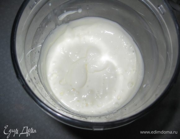 В сливки высыпать ванилин .Взбиваем миксером сливки до устойчивых пиков. 