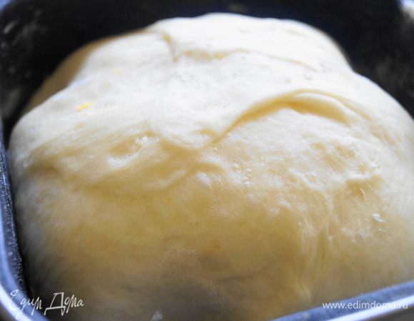 Из ингредиентов для теста замешиваем мягкое тесто не липнущее к рукам. Я замешивала при помощи хлебопечки в режиме тесто.