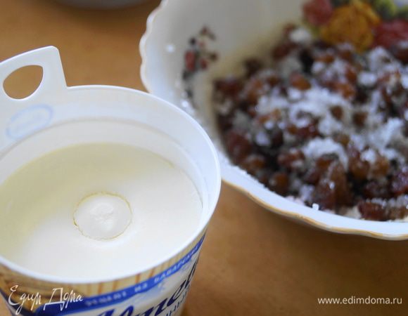 Для начинки смешать изюм с сахаром.  Сыр будем просто намазывать, поэтому смешивать с изюмом его не надо.