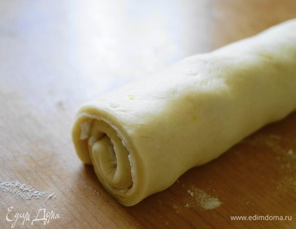 Скатать тесто в рулет.