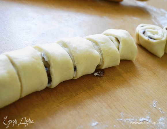 Нарезать рулет на части (примерно толщиной 2-3см.)