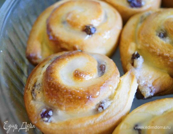 Готовые булочки полить получившейся глазурью.