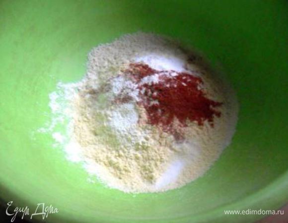 Смешать кукурузную и пшеничную муку, соль, соду, разрыхлитель, паприку и красный острый перец.