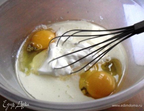 В отдельной миске смешать яйца, молоко, сметану и растительное масло.