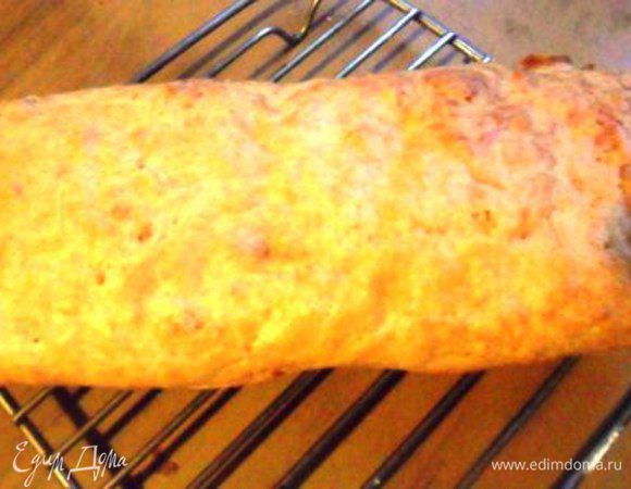 Выпекать при 200С примерно 30 минут до сухой зубочистки.
Готовый кекс охладить немного в форме, затем на решётке.