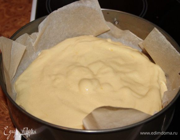 Если ягоды замороженные, разморозить. Яблоки очистить от кожицы и сердцевины и нарезать сантиметровыми кубиками.
Включить духовку для разогрева до 180 градусов. Разъемную форму диаметром 20 см выстлать бумагой и смазать маслом.
Миксером взбить 150 г сливочного масла сахаром. Продолжая взбивать, добавить яйца, ваниль, молоко и муку. Взбивать около 5 минут, чтобы получилась пышная масса. Переложить в подготовленную форму и поставить в духовку на 10 минут.
