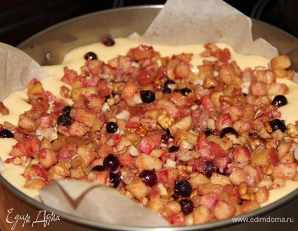 Осторожно выньте из духовки основу пирога, выложите сверху начинку, поставьте обратно в духовку и выпекайте 40-50 минут.
Оставьте пирог на 5 минут остывать в форме, затем аккуратно выньте из формы, снимите пекарскую бумагу и выложите на сервировочное блюдо.
Слегка подогрейте абрикосовый джем в небольшой кастрюле, чтобы он стал более жидким, и смажьте им поверхность пирога. Подавайте пирог теплым или комнатной температуры.
