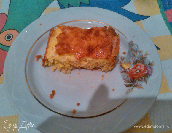 Тесто раскатываем прямо в форме по краям , прямо по форме, в которой будете печь, будет тесто мягкое и не совсем обычное, скорее будет напоминать тоже масло , только в более густой форме, так должно и быть, не нужно больше добавлять муки!! Затем выложить начинку на тесто , натереть сверху сыр на крупную терку и поставить в духовку на минут 40, на средний огонь, т.е когда пирог приобретет красивый вид, он готов!! 
Очень-очень вкусный, всем приятного аппетита!!