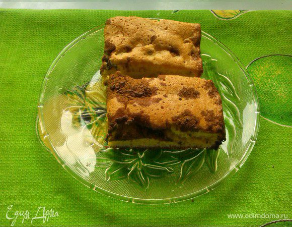 Взбить яйца с сахаром миксером, добавить муку, все перемешать, разделить тесто на две части.
 