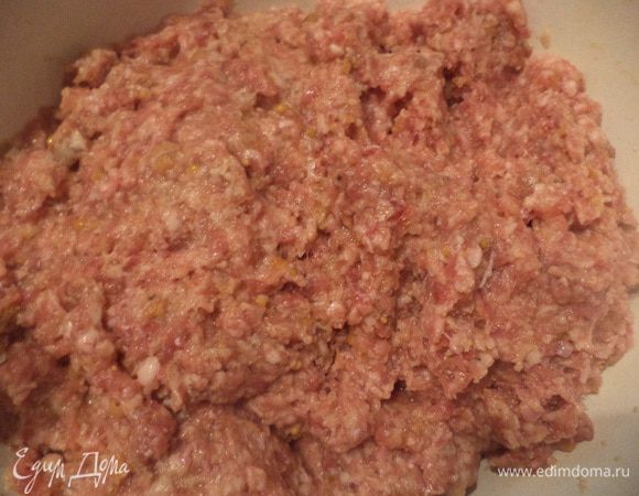 Кусочки батона размочить в воде, тщательно отжать. Соединить с фаршем, посолить, поперчить, добавить майоран и мелко нарезанную луковицу, перемешать.
Добавить дижонскую горчицу, вбить 1 яйцо, тщательно перемешать, убрать в холодильник на 1 час.