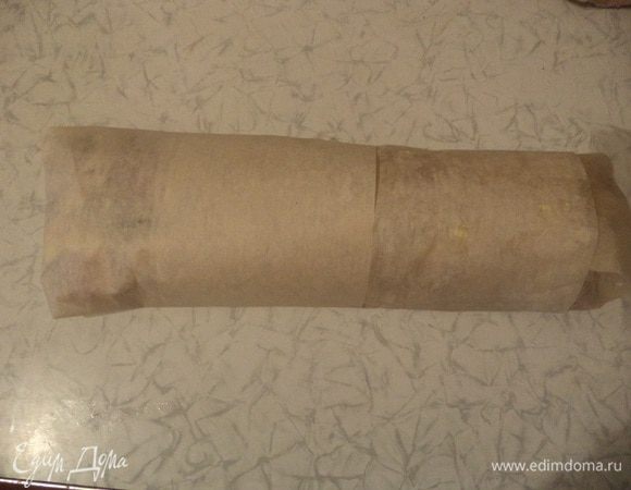 Придерживая за края бумаги, аккуратно свернуть в рулет. Обвязать нитью, чтобы рулет не развалился. Осторожно переложить в форму для запекания (я использовала самую большую продолговатую форму для выпечки кекса). Влить полстакана воды на дно и запекать при температуре 180 градусов около 60 минут.
Остудить в форме, аккуратно избавить от пергамента и выложить на блюдо.