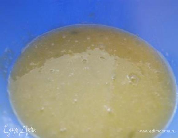 Яйцо взбить с солью и с сахаром, добавить растительное масло, перемешать.