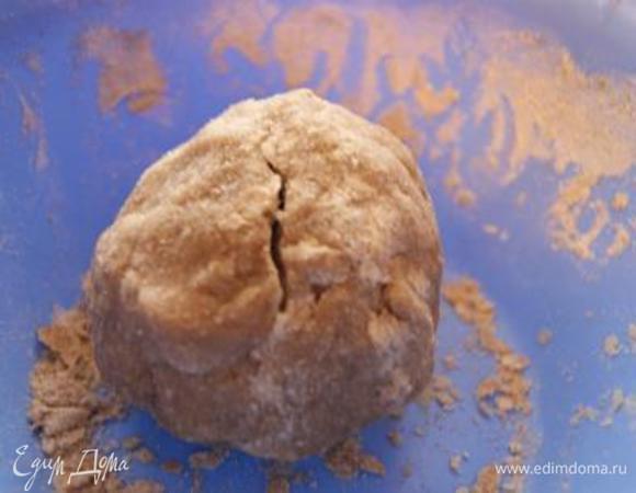 Добавить просеянную муку, замесить тесто, тесто оставить в холодильнике на 30 минут.