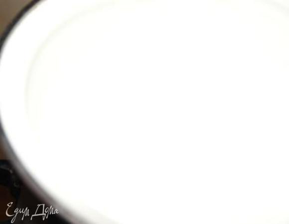 Приготовить заварной крем. Молоко довести до кипения.