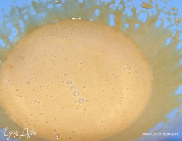 Желток взбить с медом, продолжая взбивать влить молоко, варить до загустения.