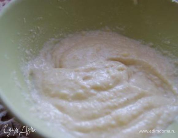 Масло комнатной температуры смешать с миндальной мукой, добавить белок и ром, тщательно перемешать.