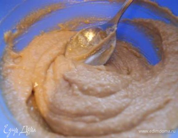 В остывший заварной крем добавить миндальную массу, тщательно перемешать.