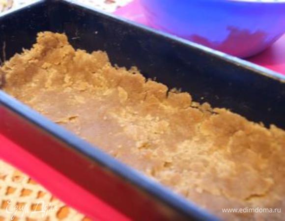 Тесто выложить в форму.