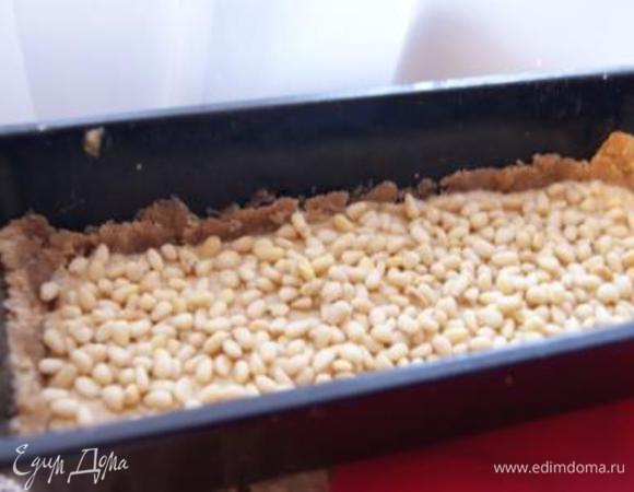 Выложить крем, посыпать кедровыми орешками.